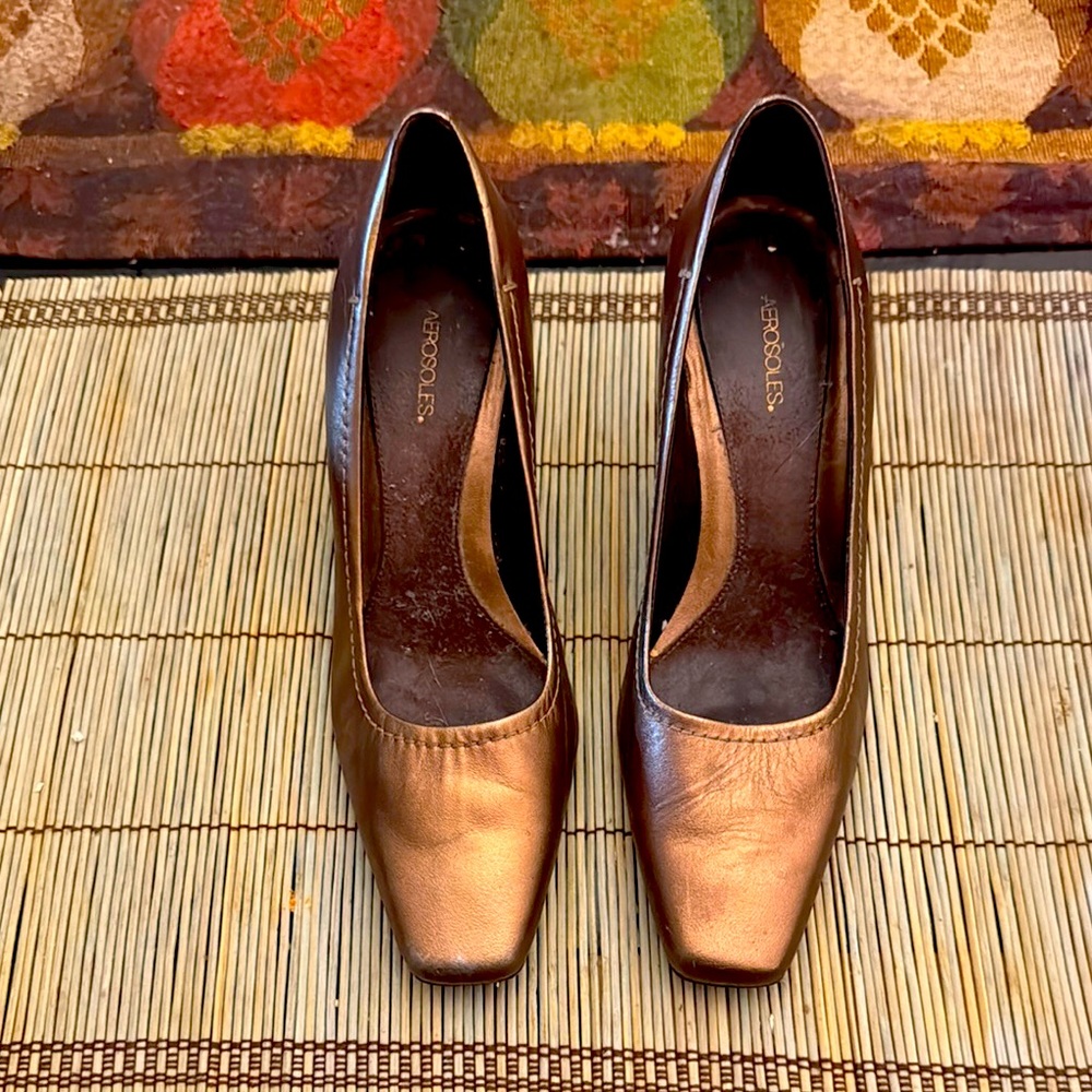 Aerosoles leather gold classic high heels shoes.